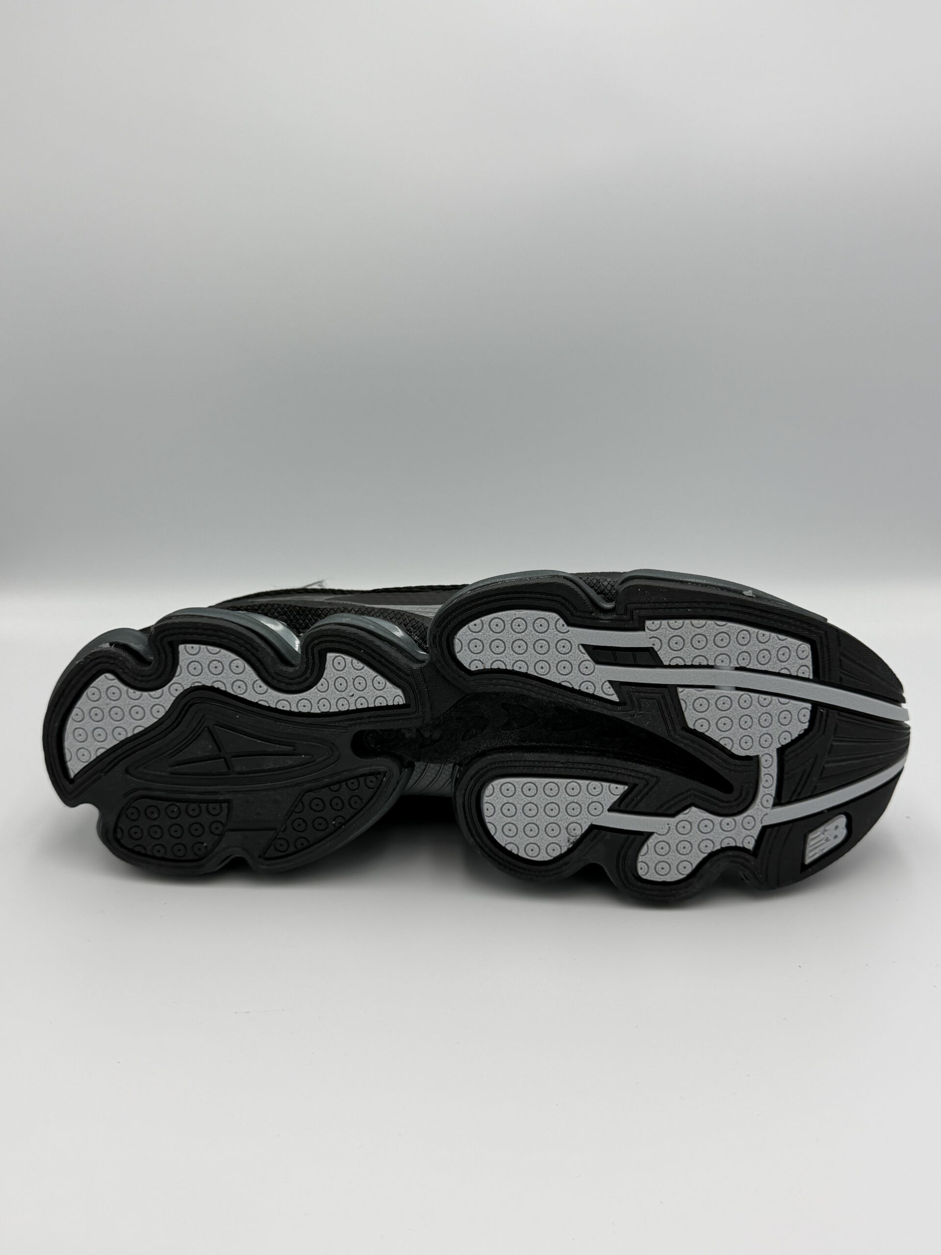 New Balance 2002R черно-сив модел – спортен стил и комфорт - Image 4