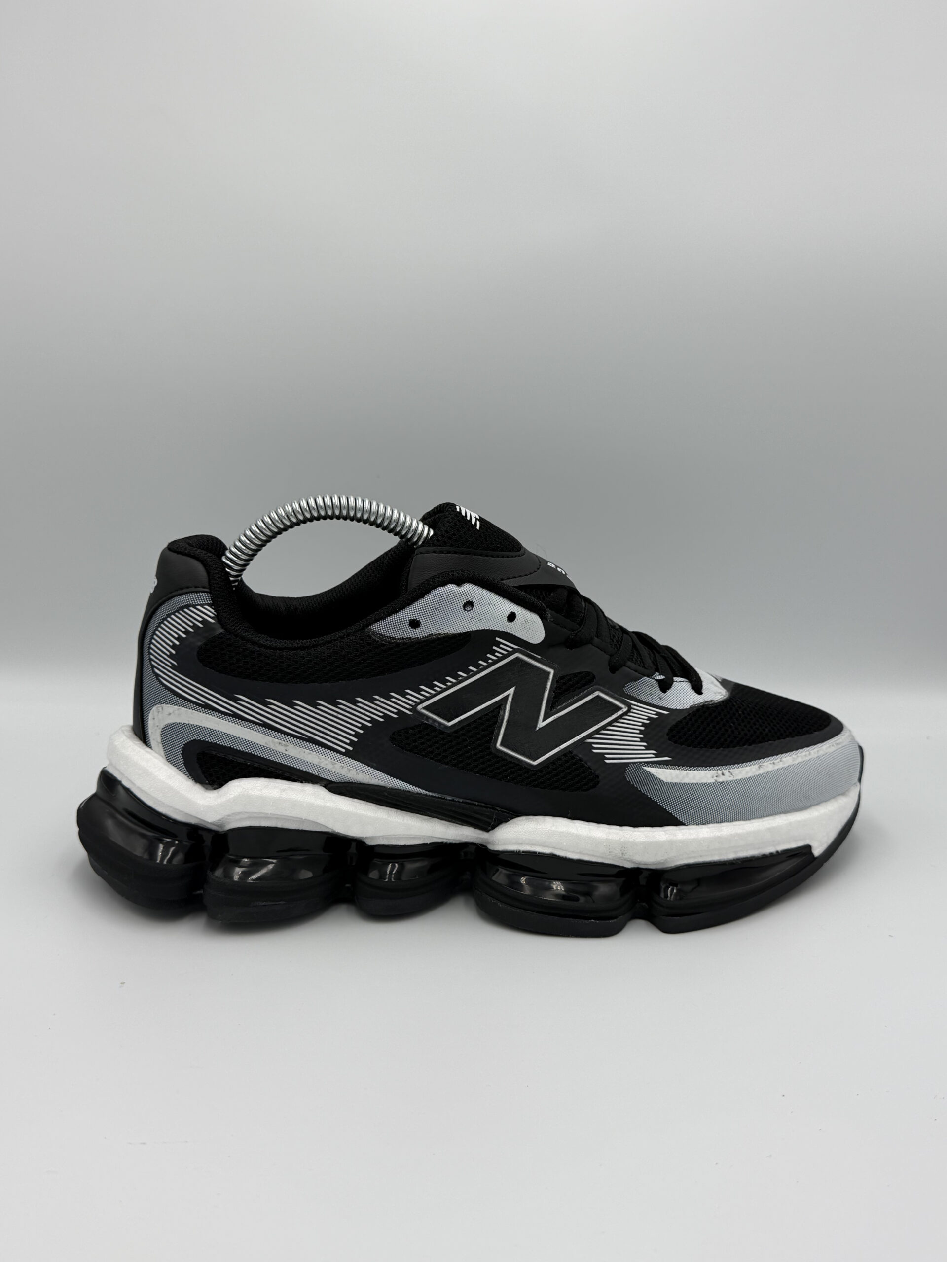 New Balance 2002R черно-бял модел – модерен дизайн