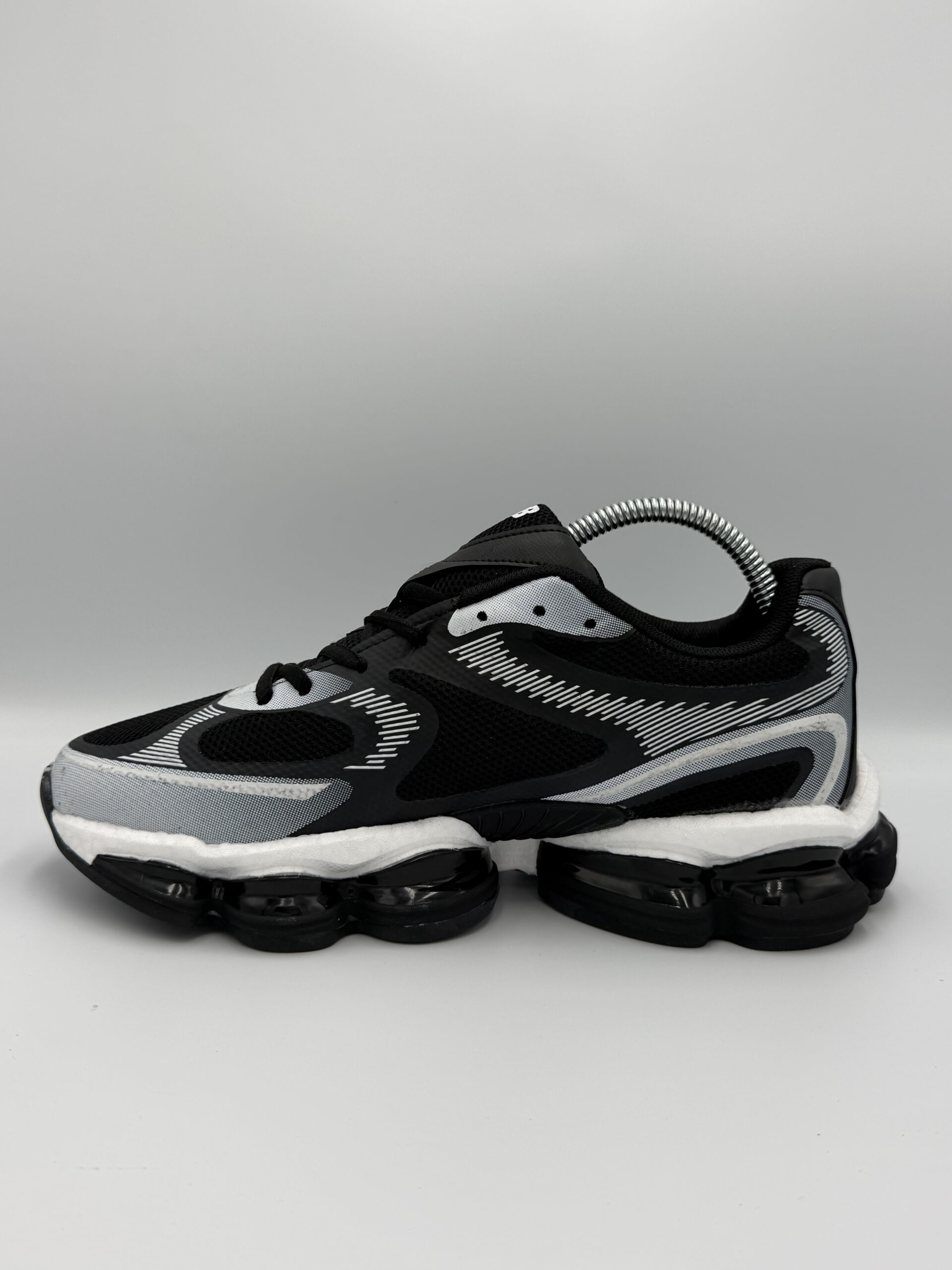 New Balance 2002R черно-бял модел – модерен дизайн - Image 2