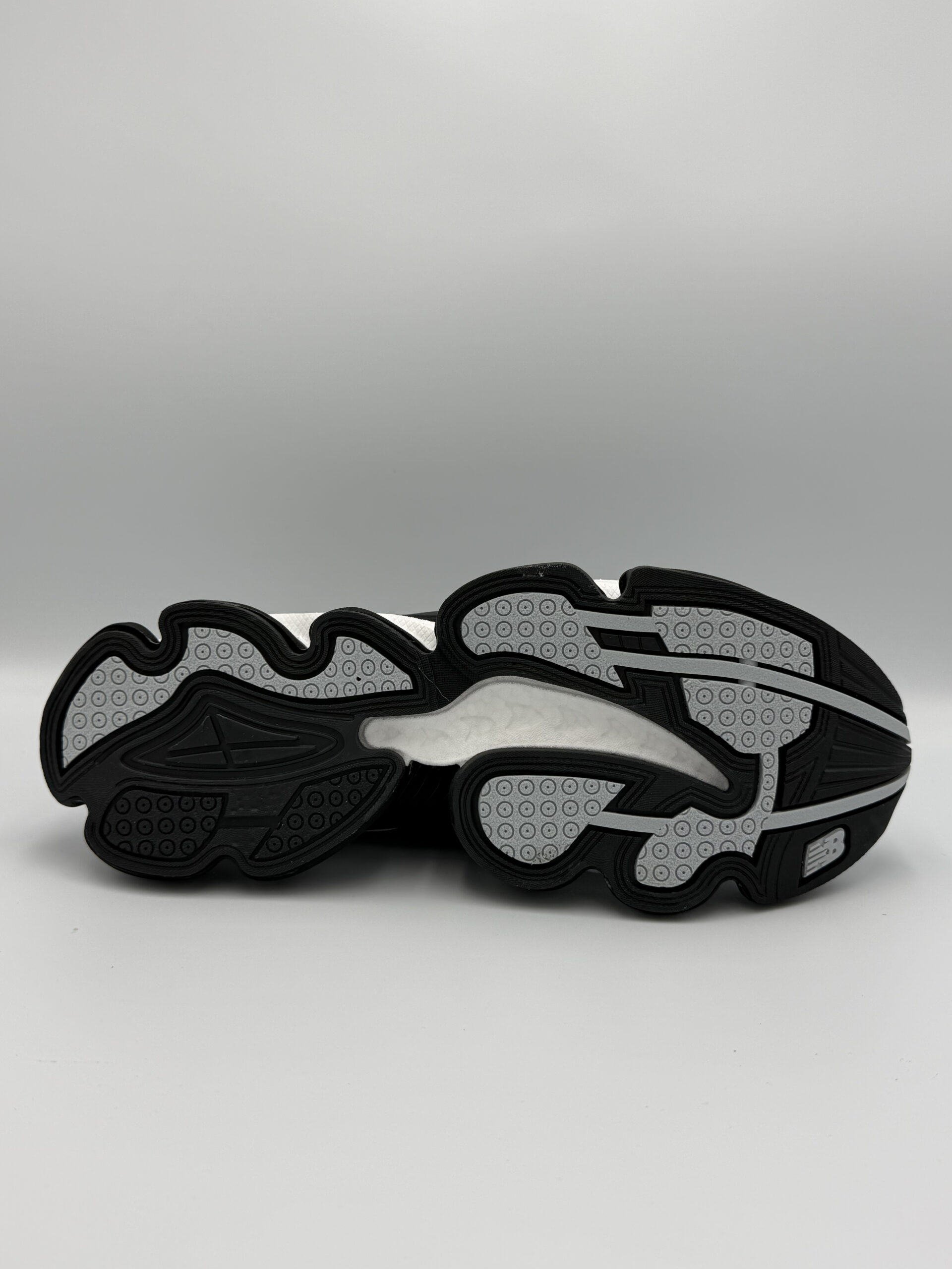 New Balance 2002R черно-бял модел – модерен дизайн - Image 4