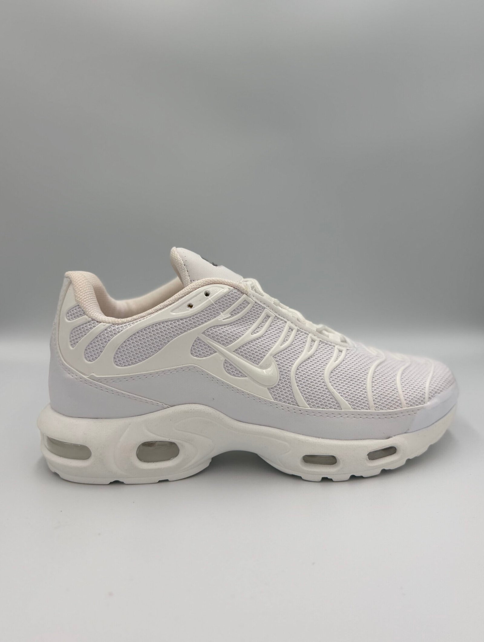 IMG_1169-2-scaled-e1776792105601.jpg Nike Air Max Plus - Иконата на стила и комфорта - Бяло - Image 1