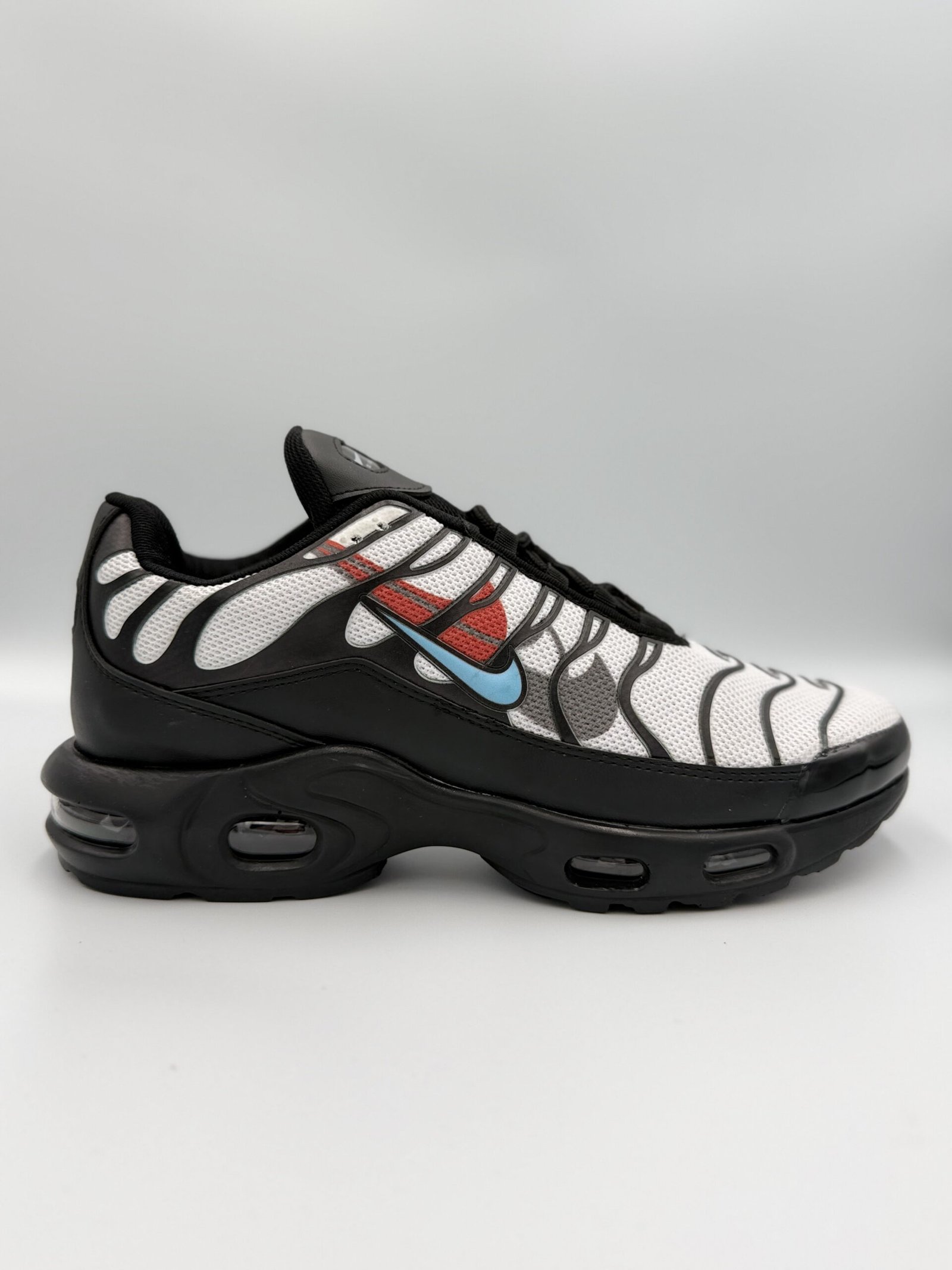 IMG_1172-2-scaled-1.jpg Nike Air Max Plus - Динамичен контраст (Бяло/Черно) - Image 1