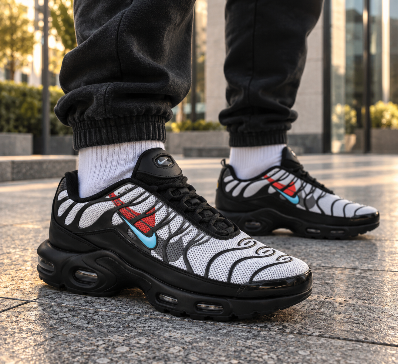18a4e005-f9a6-4374-ab36-fdfea922fe16 Мъжки маратонки Nike Air Max Plus TN – черни с бели, червени и сини детайли - Image 1
