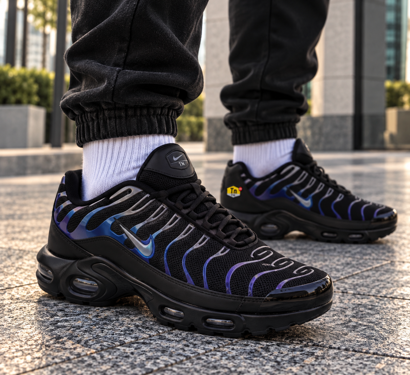 567a52a3-e23a-49d4-8172-e1d8a8646f46 Мъжки маратонки Nike TN – черни със сини и лилави детайли - Image 1