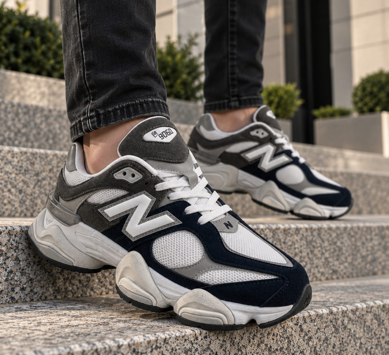 88212cf9-a99e-4ed0-aed5-c98f68e5d9d0 Мъжки маратонки New Balance 9060 – сиво, бяло и тъмносиньо - Image 1